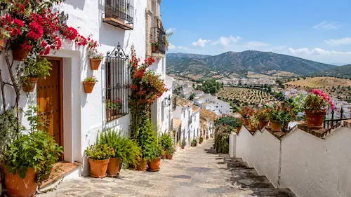 Ciudad histórica con calles llenas de encanto